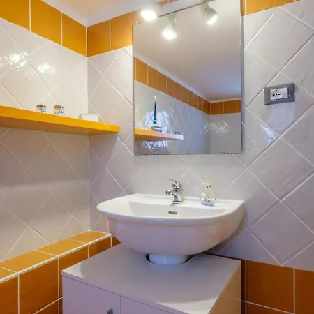 Emerald Sleeps 12 With Sea View Holiday home